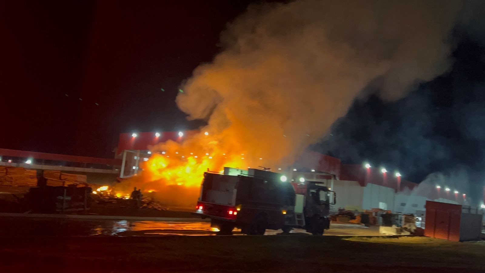 Bombeiros controlam incêndio em frigorífico de Colíder