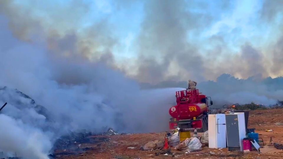 Incêndio de grandes proporções atinge aterro sanitário de Sorriso