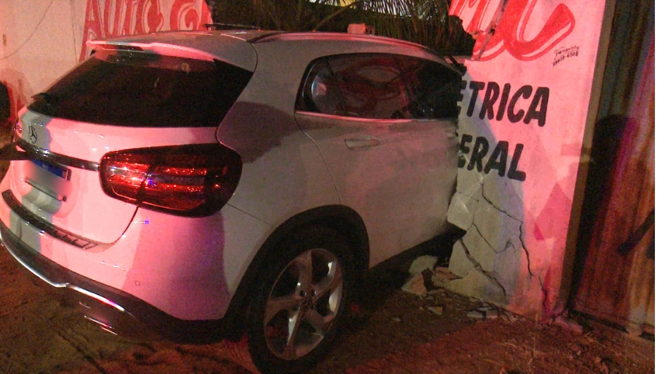 Motorista de carro de luxo perde controle e bate em muro de Auto Elétrica em Sorriso