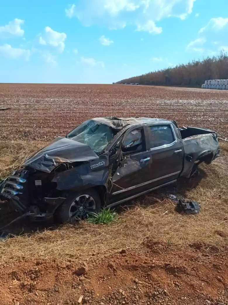 Motorista perde controle de caminhonete e morre em capotamento em Lucas do Rio Verde