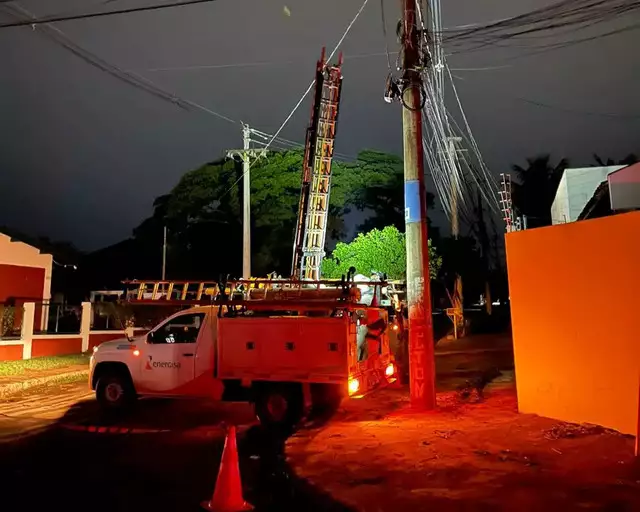 Caminhão danifica cabos de energia e causa apagão em vários bairros de Sorriso