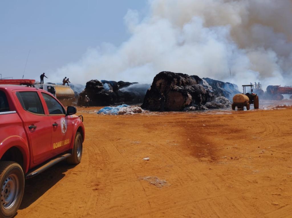 Corpo de Bombeiros combate incêndio em 1,4 mil rolos de algodão em fazenda