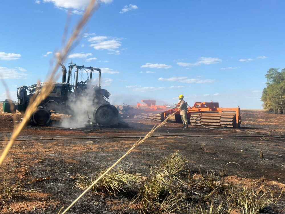 Incêndio deixa trator totalmente destruído em fazenda em Lucas do Rio Verde