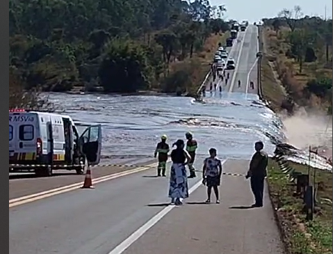 Barragem de condomínio de luxo estoura e bloqueia trecho da BR-163