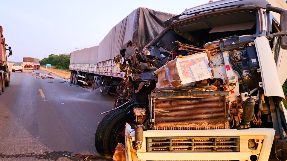 Carretas colidem na MT-242 entre Sorriso e Nova Ubiratã