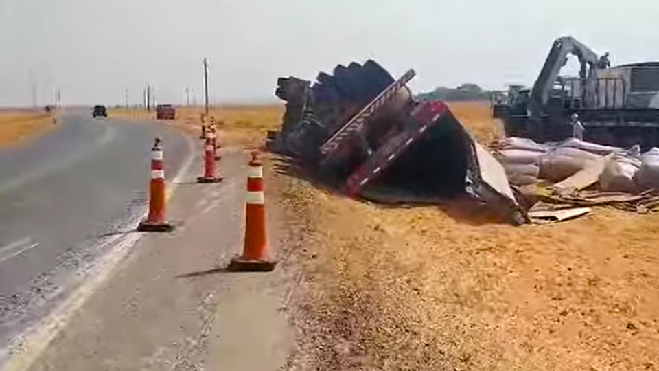 Carreta carregada de soja tomba em Lucas do Rio Verde MT-449