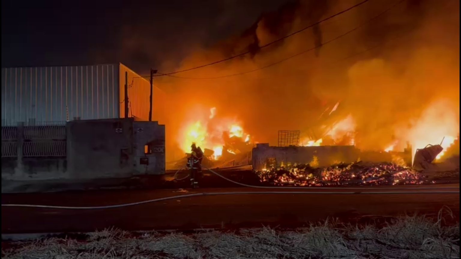 Incêndio de grandes proporções destrói empresa de reciclagem em Sinop