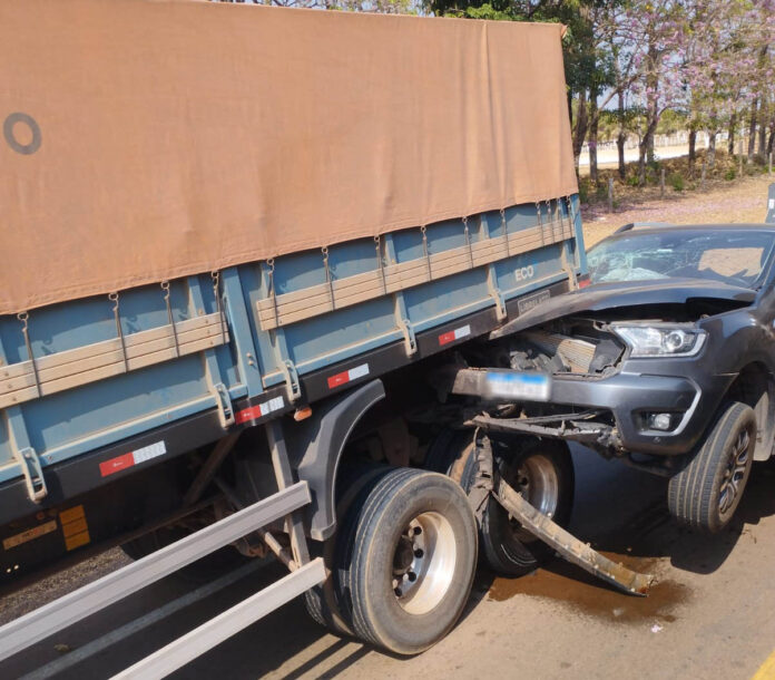 Caminhonete colide na traseira de carreta na MT-208 em Carlinda