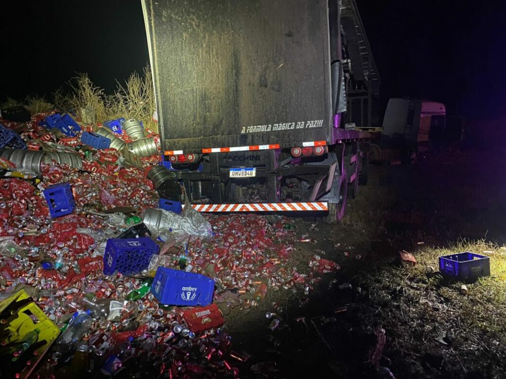 Caminhão carregado de bebidas sai da pista e carga fica espalhada em rodovia de MT