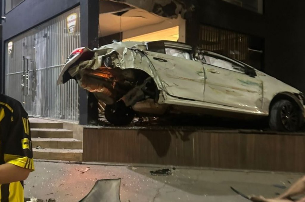 Corolla em alta velocidade “voa” e para dentro de loja em MT