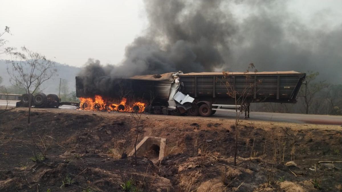 Motorista morre carbonizado em acidente entre carretas na BR-163 em MT