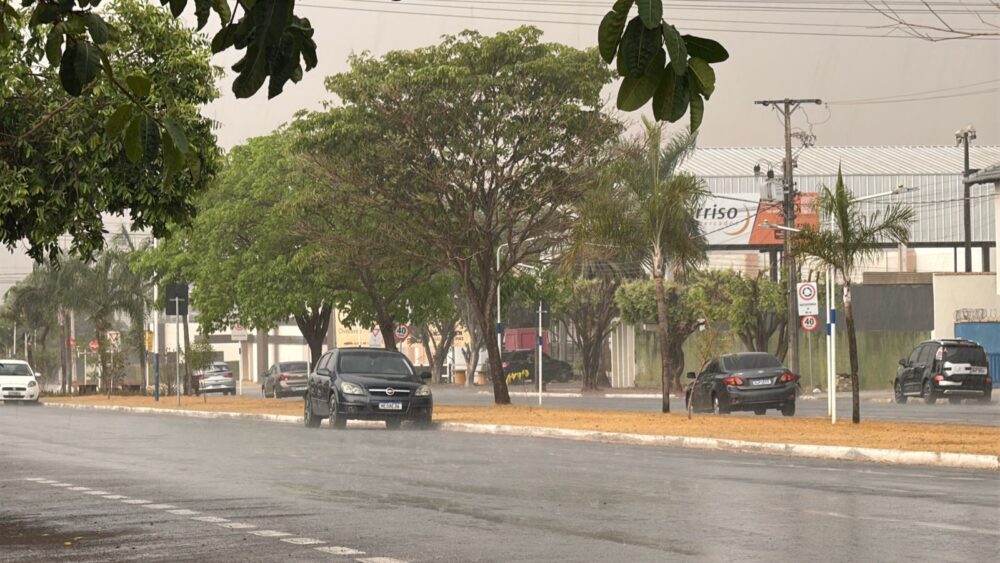 Chuva com granizo atinge Sorriso após 158 dias sem chuva