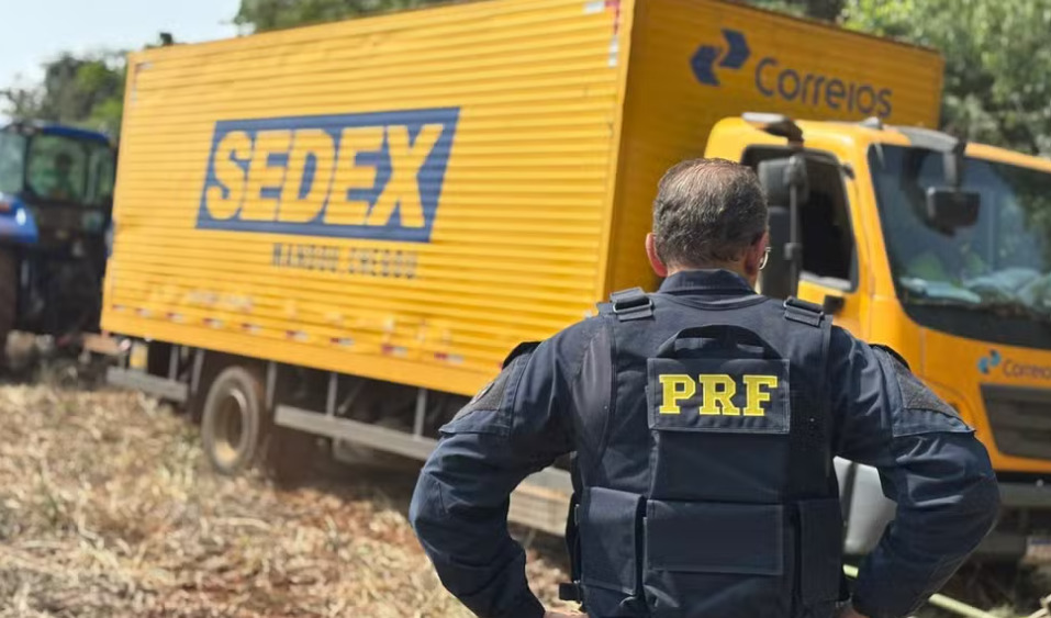 Caminhão dos Correios é apreendido com quase duas toneladas de maconha