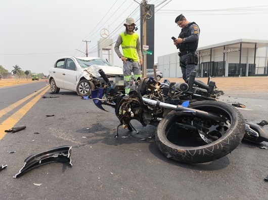 Jovem é socorrido em estado grave após acidente entre carro e moto em Sinop