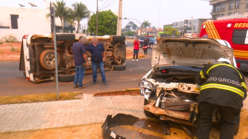 Caminhonete tomba após ser atingida por carro em Sorriso