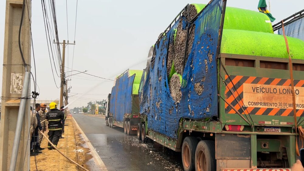 Carga de algodão pega fogo após caminhão encostar em fio de alta tensão em Sorriso