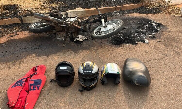 PM encontra motocicletas abandonadas e parcialmente queimadas em Sorriso