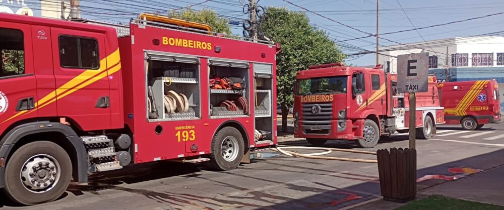 Bombeiros combatem incêndio em edificação comercial em Sinop