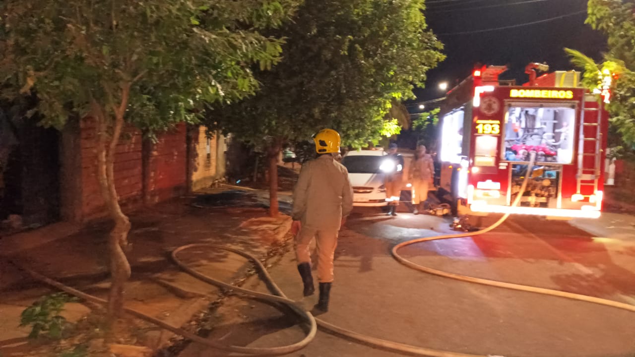 Curto-circuito em ventilador provoca incêndio e destrói casa em Sinop