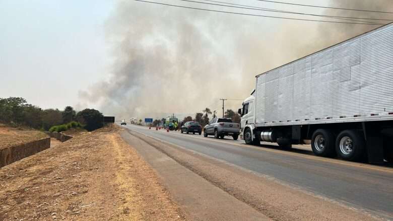 Incêndio em moto provoca interdição parcial na BR-163 entre Lucas do Rio Verde e Sorriso