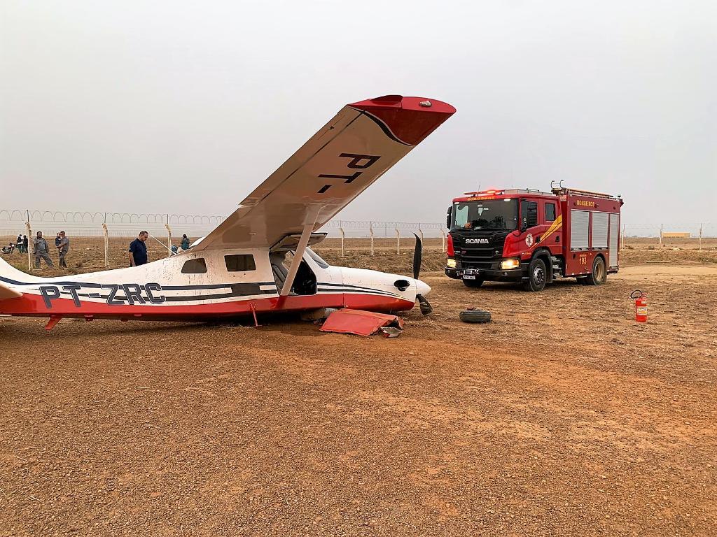 Avião de pequeno porte cai após decolagem em aeroporto em MT e piloto sobrevive