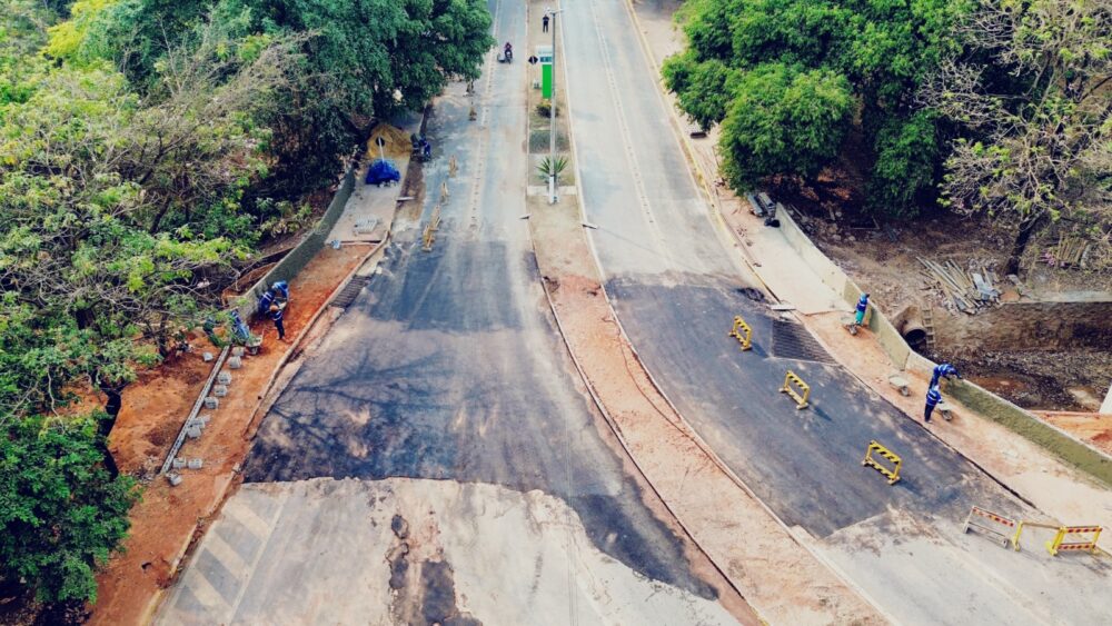 Liberado trânsito de veículos na avenida Brasil após obra de drenagem