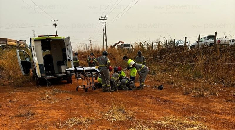 Três trabalhadores sofrem choque elétrico em fio de alta tensão na BR-163 em Nova Mutum