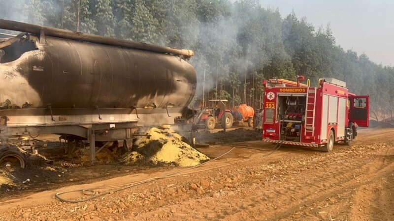 Incêndio destrói carreta próximo de granja em Sorriso