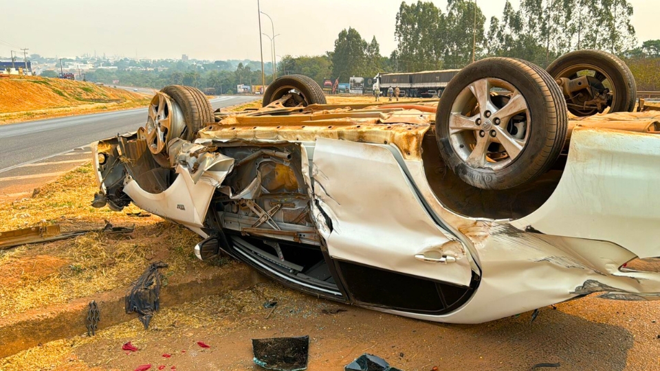 Motorista capota Corolla na BR-163 em Sorriso após perder controle