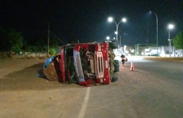 Carreta tomba carregada de madeira em Colíder