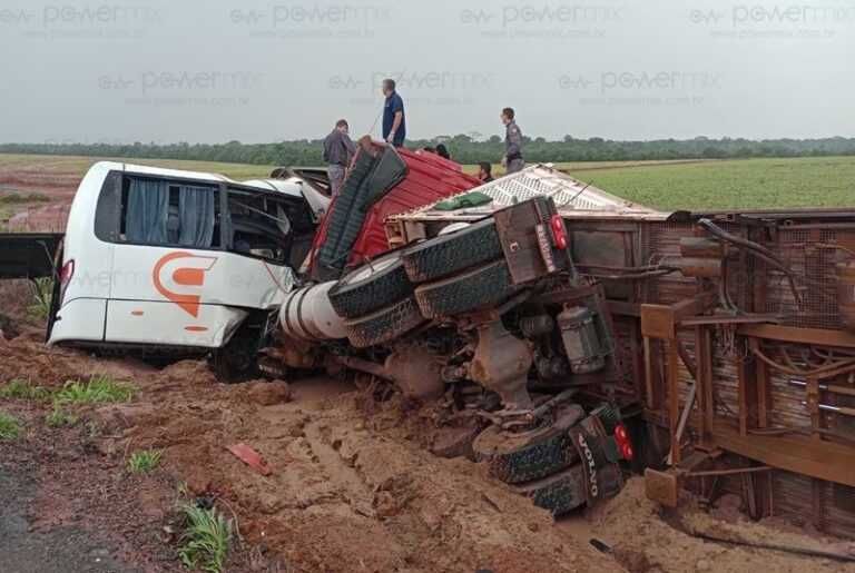 Colisão entre micro-ônibus e carreta  na MT-140, dois foram socorridos para o Hospital Regional de Sorriso