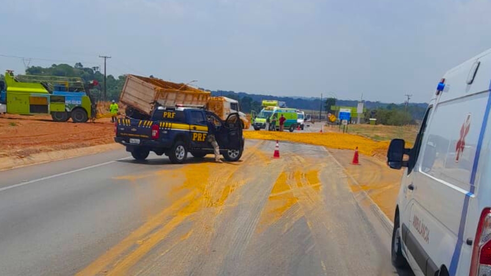 Rodovia BR-163 é interditada após tombamento de carreta entre Sorriso e Sinop