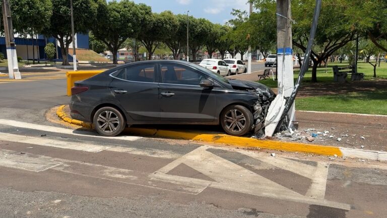 Colisão entre veículos deixa poste danificado no centro de Sorriso