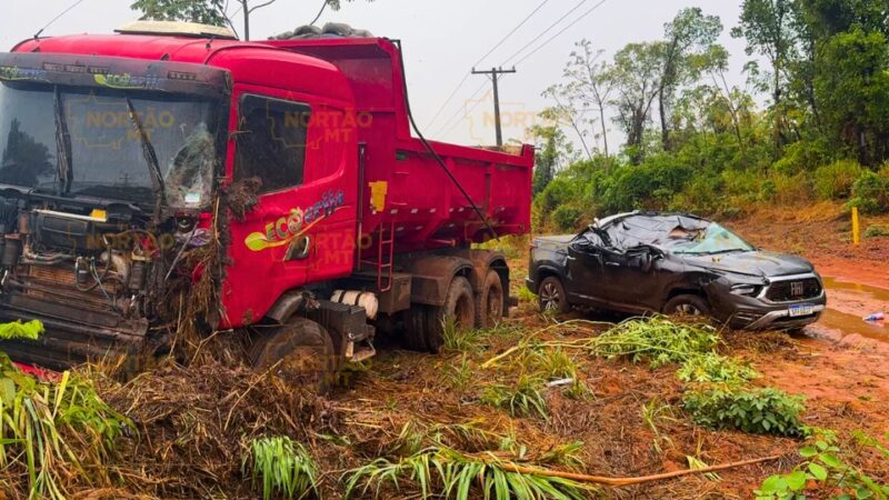 Caminhão caçamba tomba em cima de caminhonete e motorista sai ileso na BR-163 entre Sorriso e Lucas