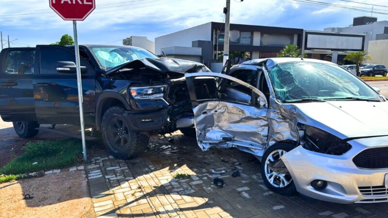 Colisão violenta entre Dodge Ram e Ford Ka deixa motorista ferida em Sorriso