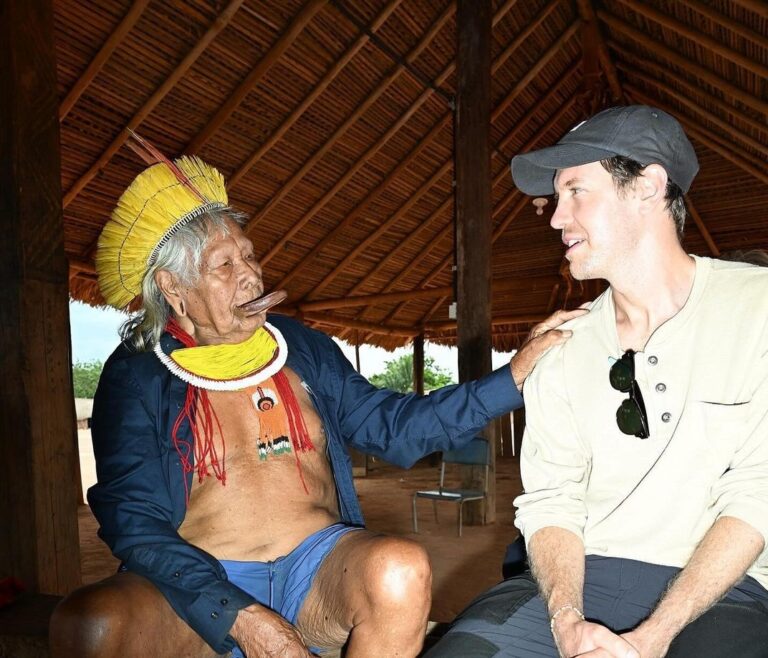 Piloto Sebastian Vettel da Fórmula 1 visita Amazônia e aldeia no Xingu ao lado do cacique Raoni