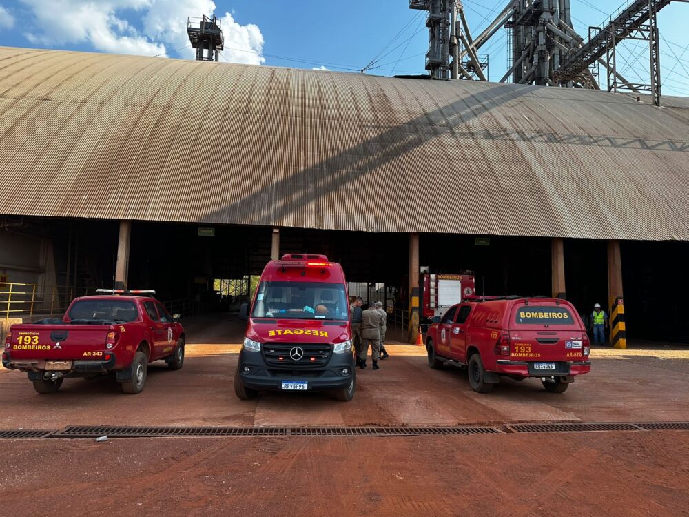 Bombeiros combatem incêndio após explosão em elevadores de grãos de empresa agrícola