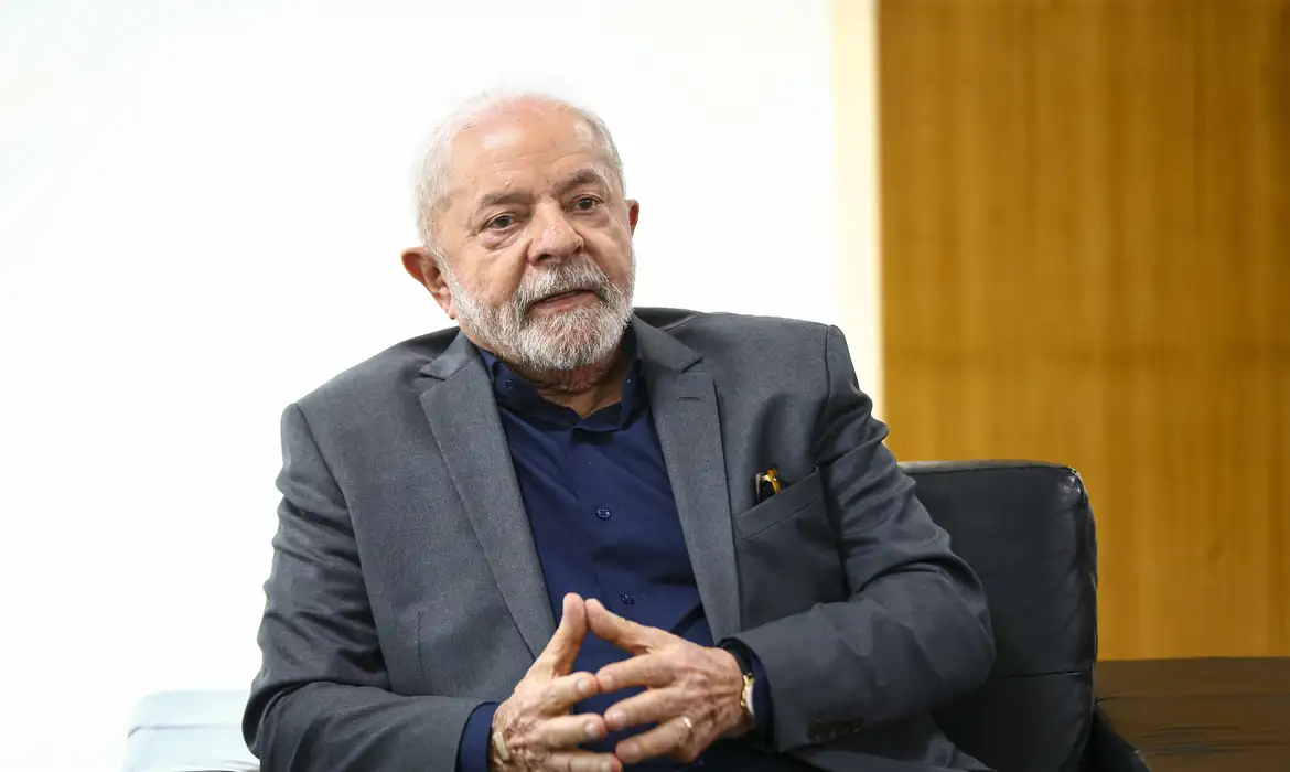 Lula confirma lista com 800 mil idosos que terão corte no auxílio de R$ 1.412 do INSS