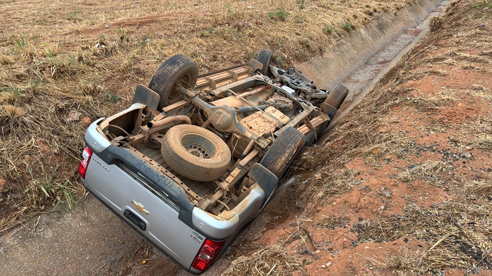 Caminhonete capota na BR-163 em Sorriso após ser fechada por outro veículo