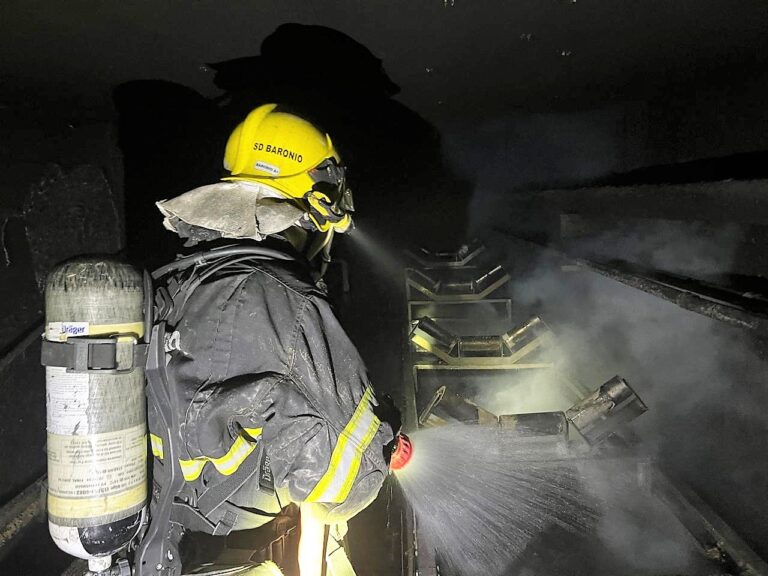 Incêndio destrói depósito de supermercado em Cláudia