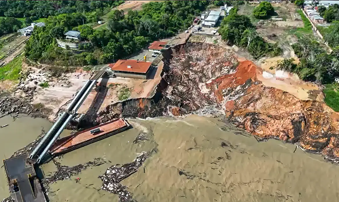 Deslizamento em porto no Amazonas abre cratera e arrasta construções