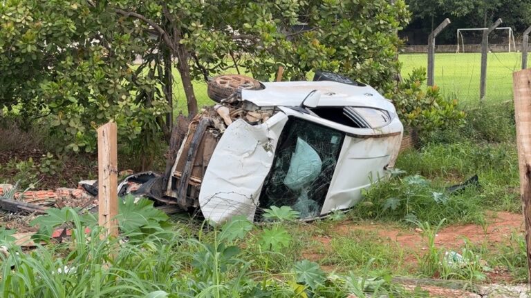 Carro capota após condutora perder controle da direção em Sorriso