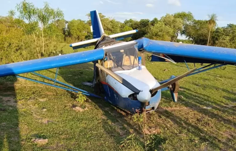 Avião que fazia propaganda para circo tem pane no ar e faz pouso forçado