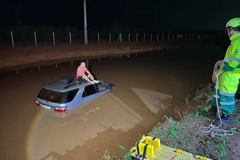 Motorista perde o controle de Hilux SW4, cai em valeta e veículo fica submerso na BR-163, em Sinop