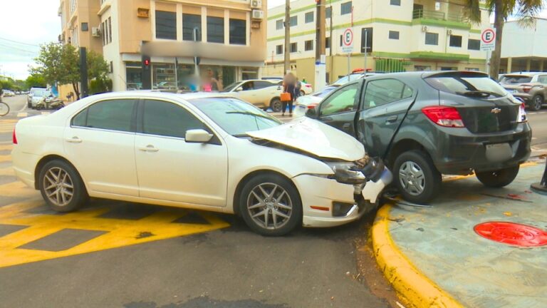 Carros colidem em cruzamento que possui semáforo em Sorriso