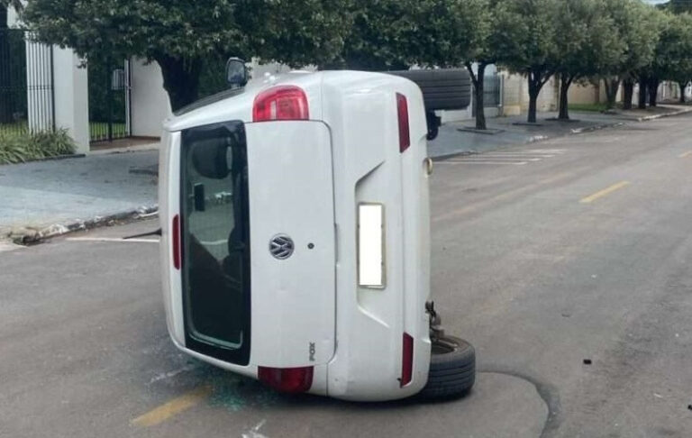 Carro tomba após colisão no centro de Lucas do Rio Verde