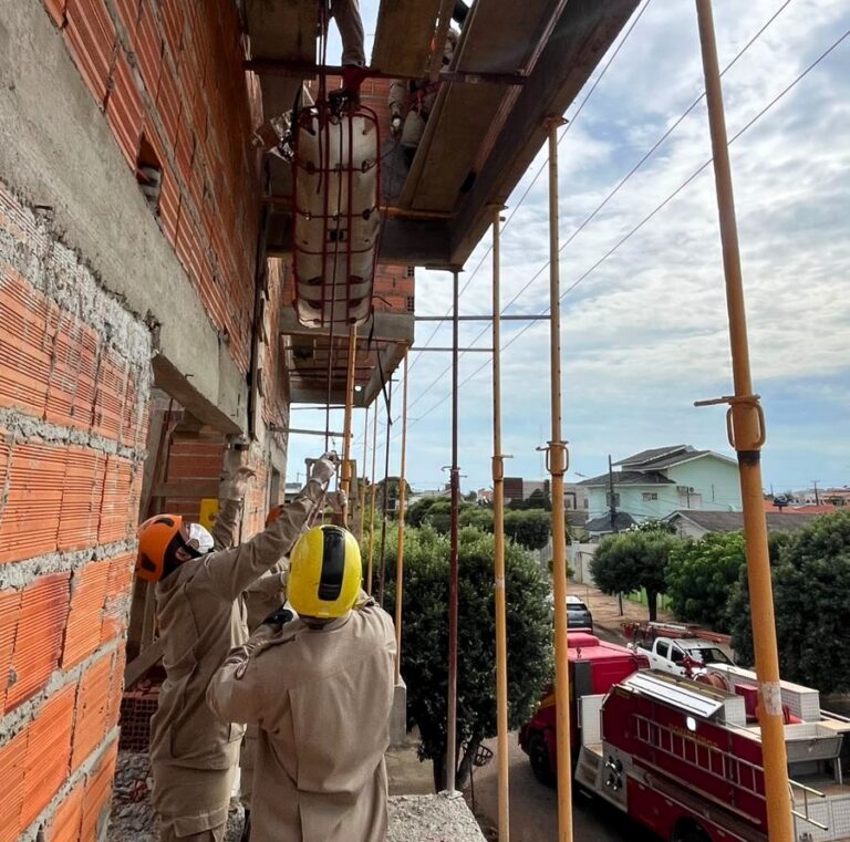 Bombeiros socorrem trabalhador vítima de choque elétrico em construção em MT