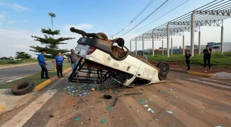 Motorista sem habilitação causa capotamento em Lucas do Rio Verde