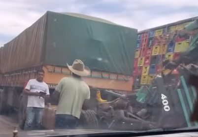 Três carretas se envolvem em colisão na BR-163 em Sinop